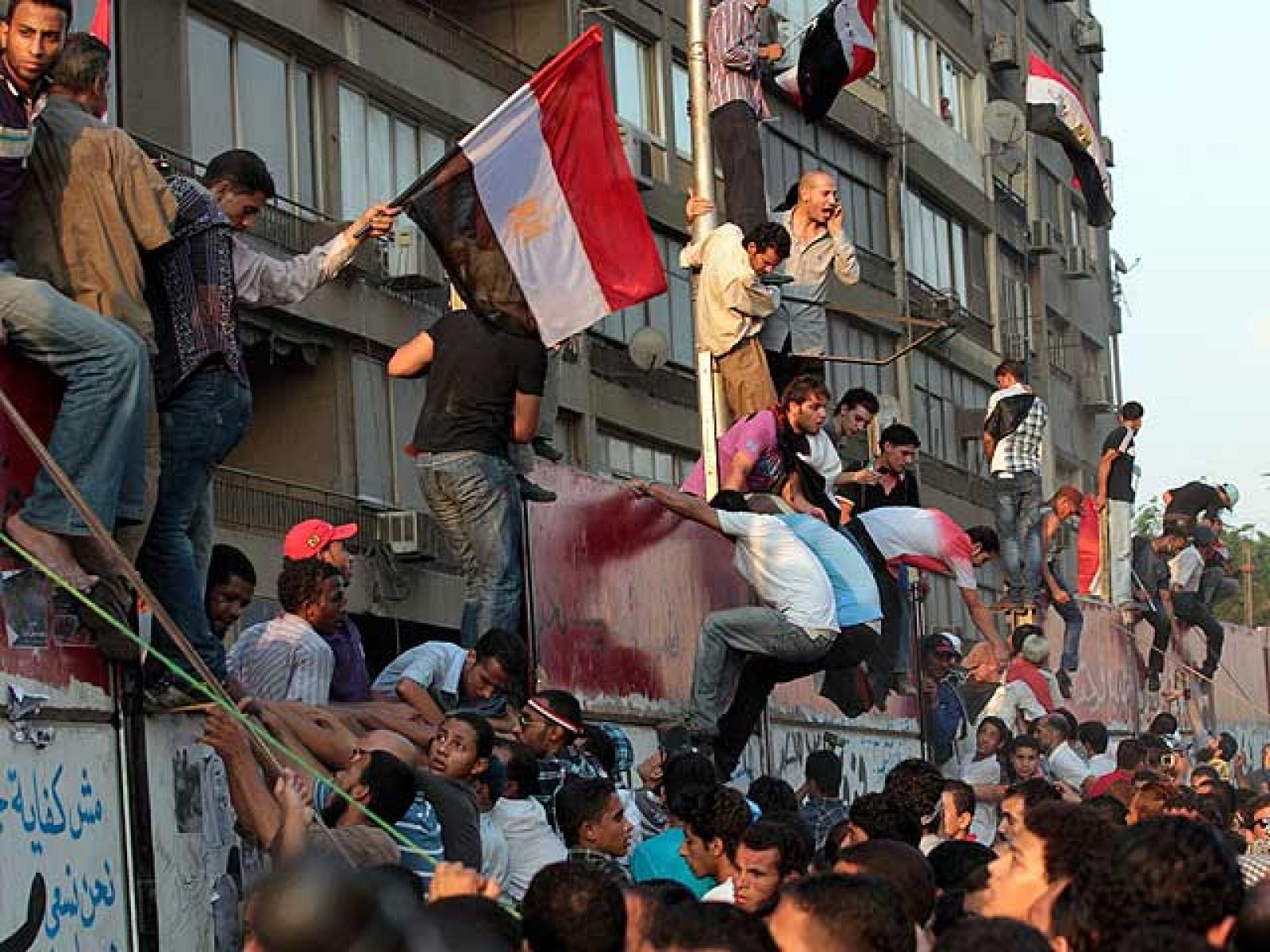 Manifestantes egipcios derriban el muro de la Embajada israelí en El Cairo - Informativo 24h | Ver