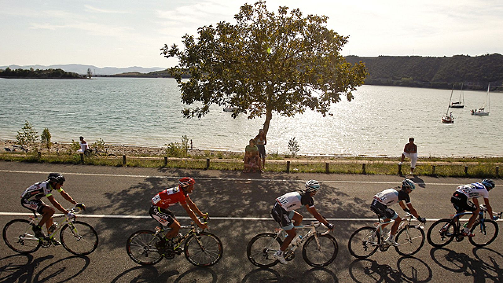 La victoria apretada de Juanjo Cobo ha vuelto a abrir el debate de las bonificaciones. TVE ha preguntado al pelotón.