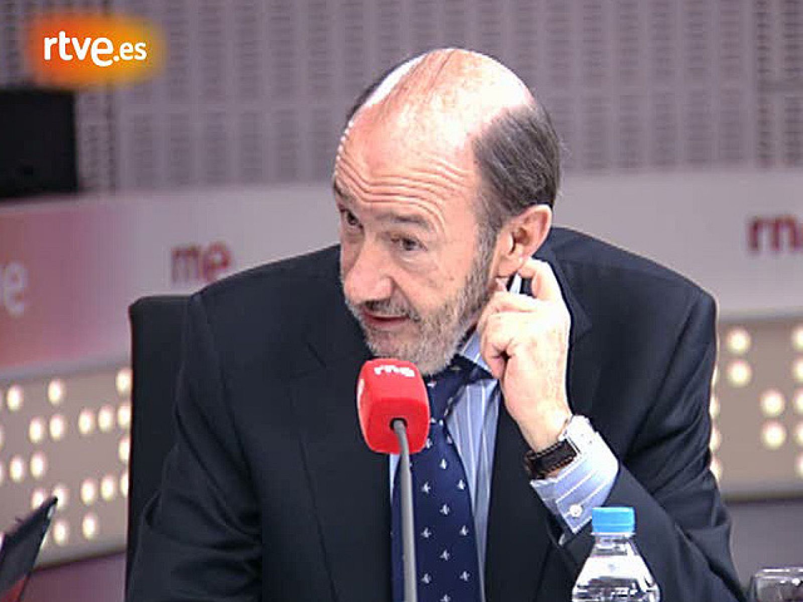 Rubalcaba: "El PP tendrá que explicar por qué no quiere que paguen más los que más tienen" | Ver