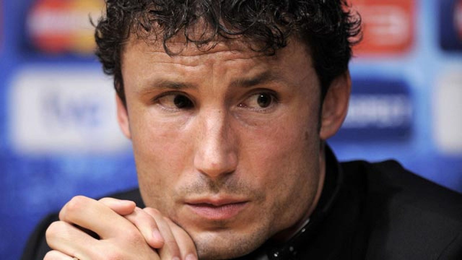 Van Bommel no tiene nada contra Iniesta