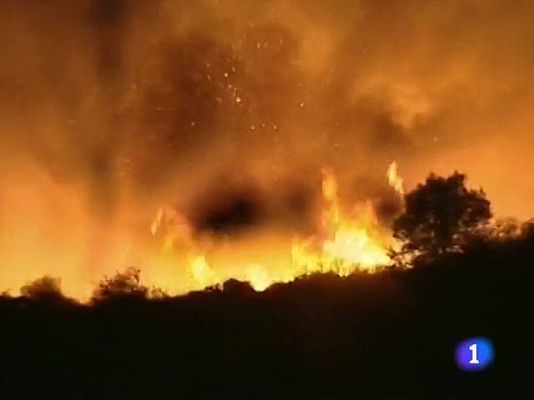 Telediario 1 - Un gran incendio forestal ha obligado a desalojar a más de 500 familias en Mijas (Málaga)