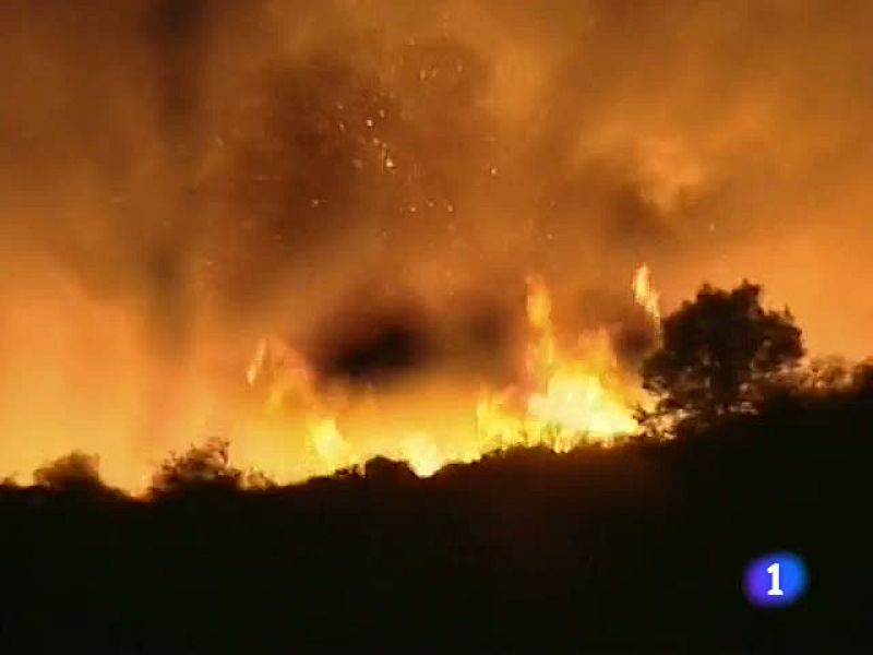 Un gran incendio forestal ha obligado a desalojar a más de 500 familias en Mijas (Málaga)