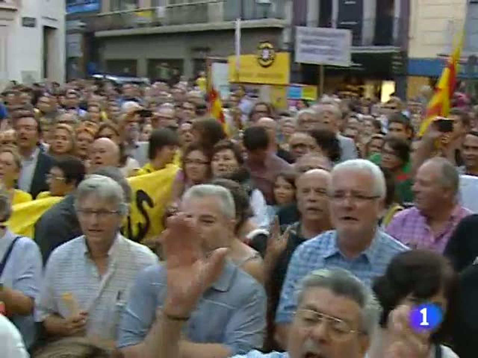 en Cataluña, el primer día de clase ha estado marcado por el auto judicial que obliga a la Generalitat a utilizar también el castellano