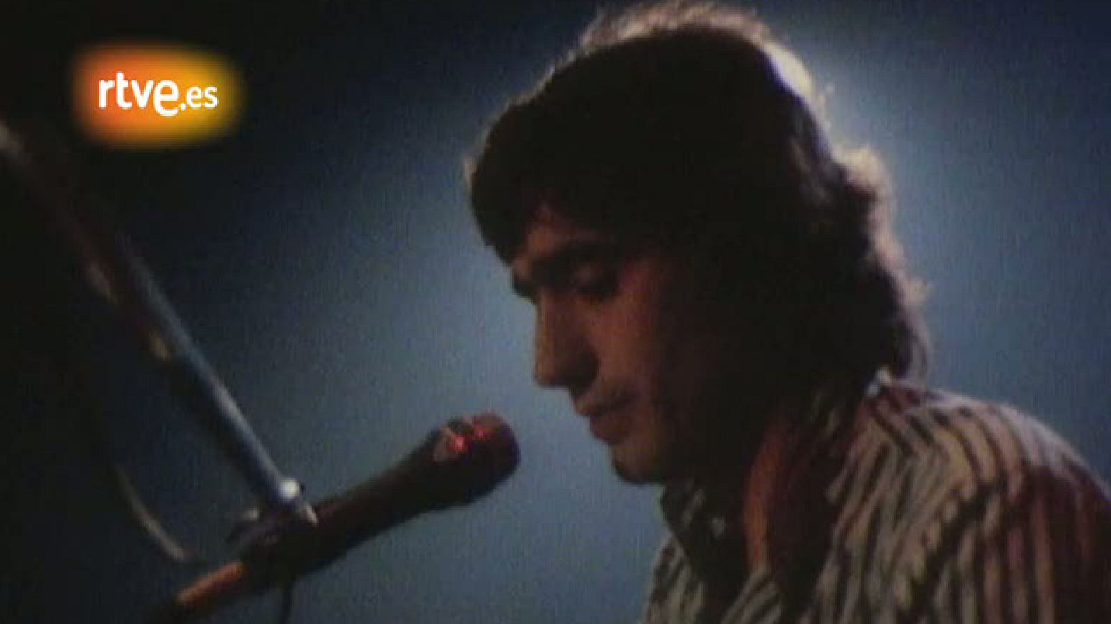 Triana interpreta "Una historia", uno de los éxitos musicales de 1979.