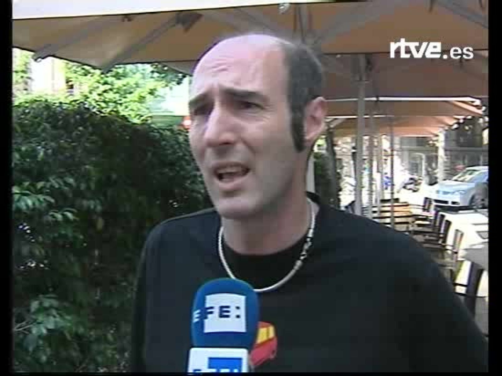 Eugeni Rodríguez, portavoz del frente de Liberación Gay de Cataluña, condena la detención de dos españoles en Gambia.