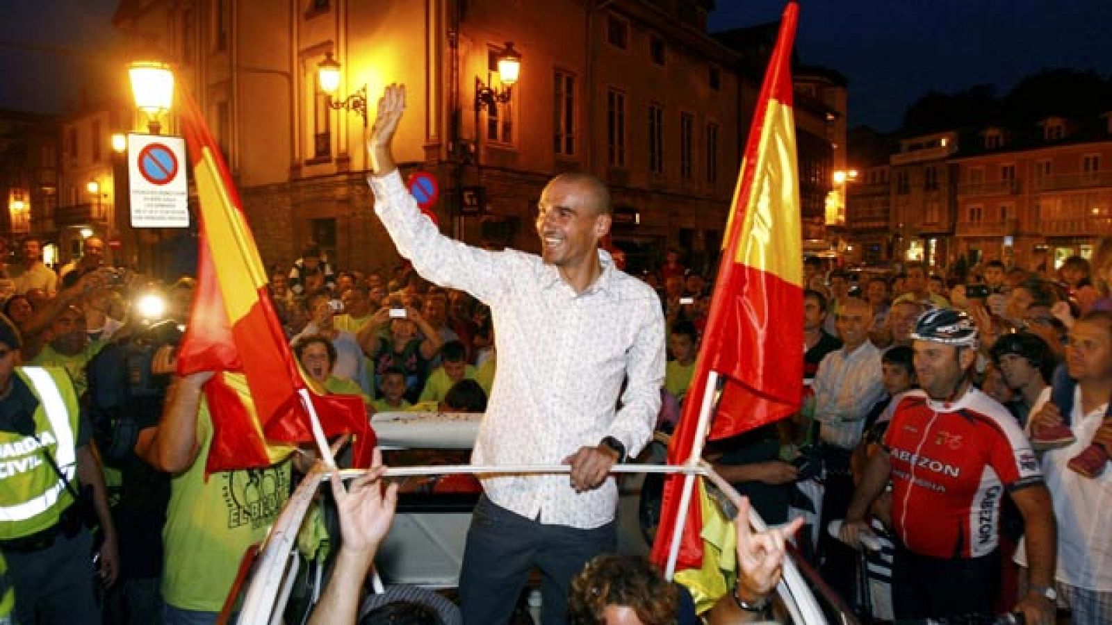 La localidad de Cabezón de la Sal se ha echado a la calle para homenajear a su ilustre vencedor de la Vuelta 2011