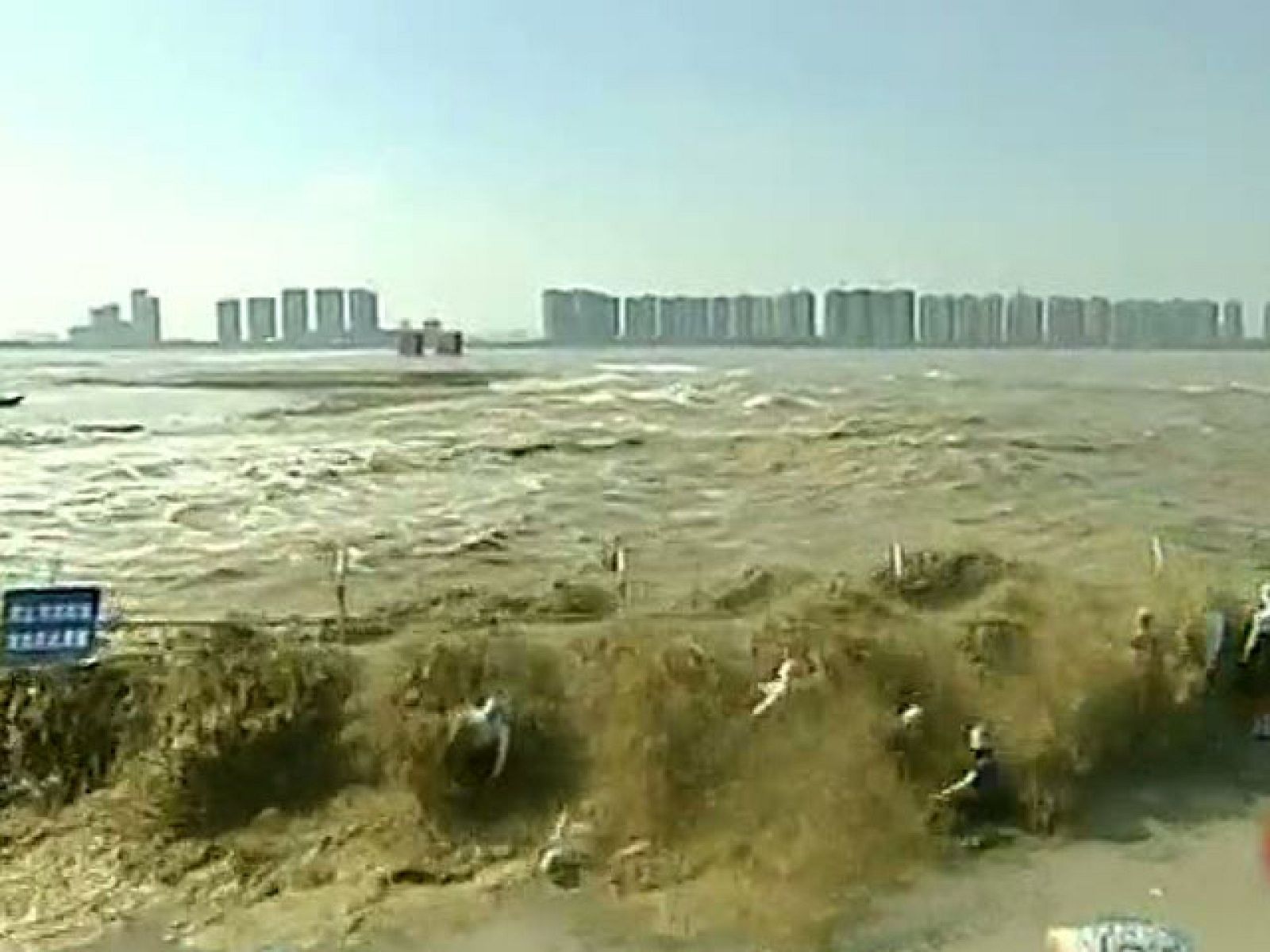 Espectacular ola en el río Qiantang, en China