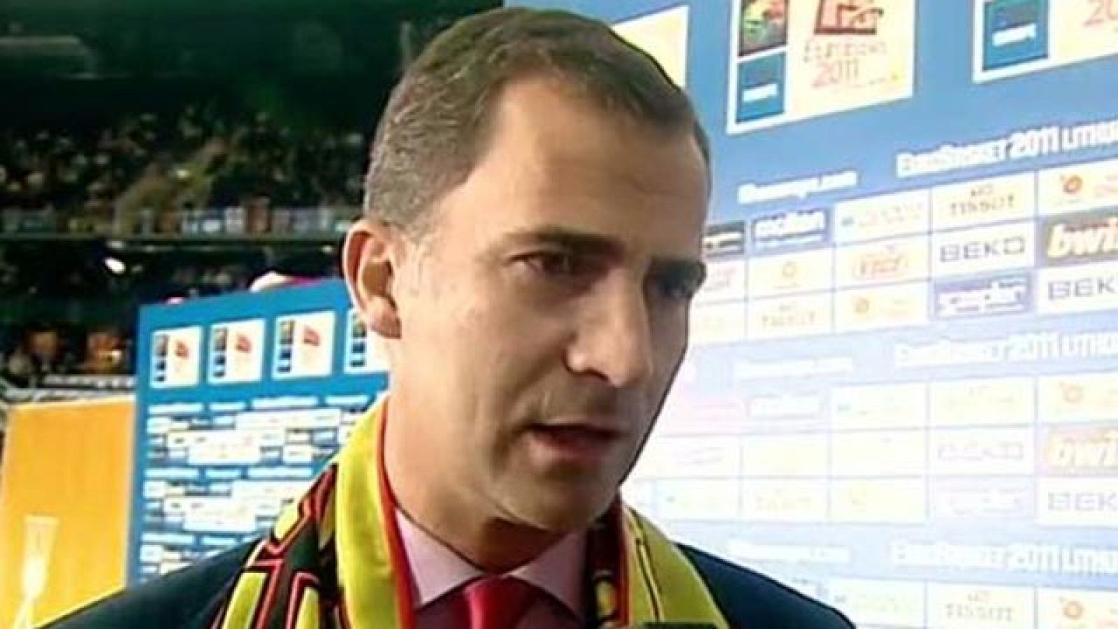 Don Felipe estuvo presente en la final, ganada por España, e hizo entrega del trofeo del Eurobasket