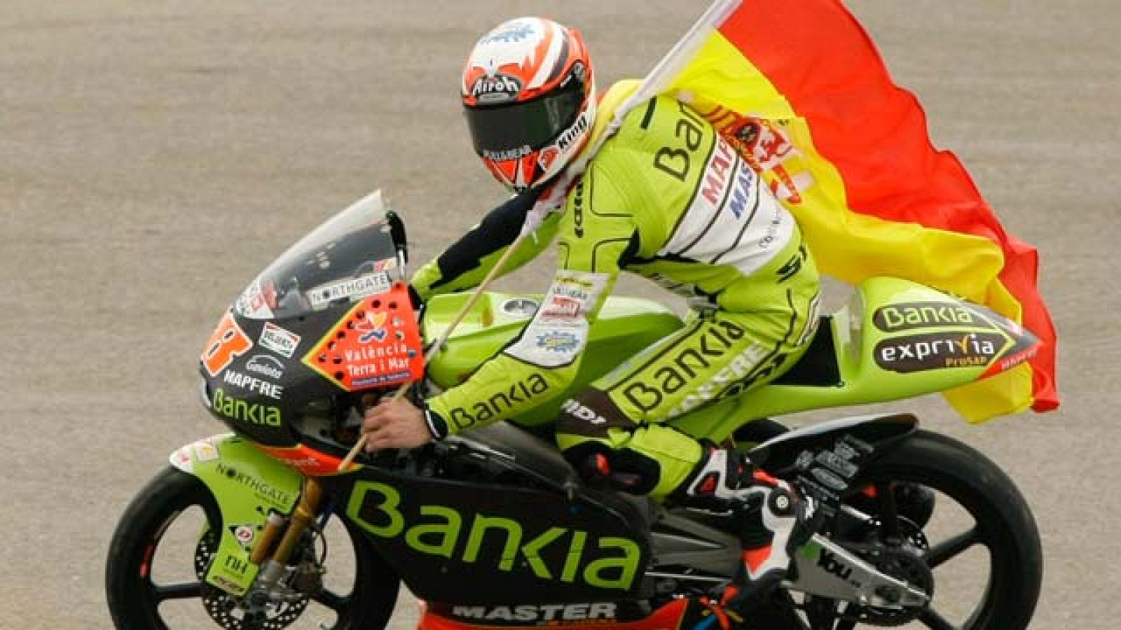 Nico Terol ejerció un monólogo consigo mismo en el GP de Aragón para sumar su octava victoria de la temporada, reafirmando su etiqueta de líder de la general. El alicantino, que salía tercero, se puso al frente de la parrilla nada más salir. Un puest