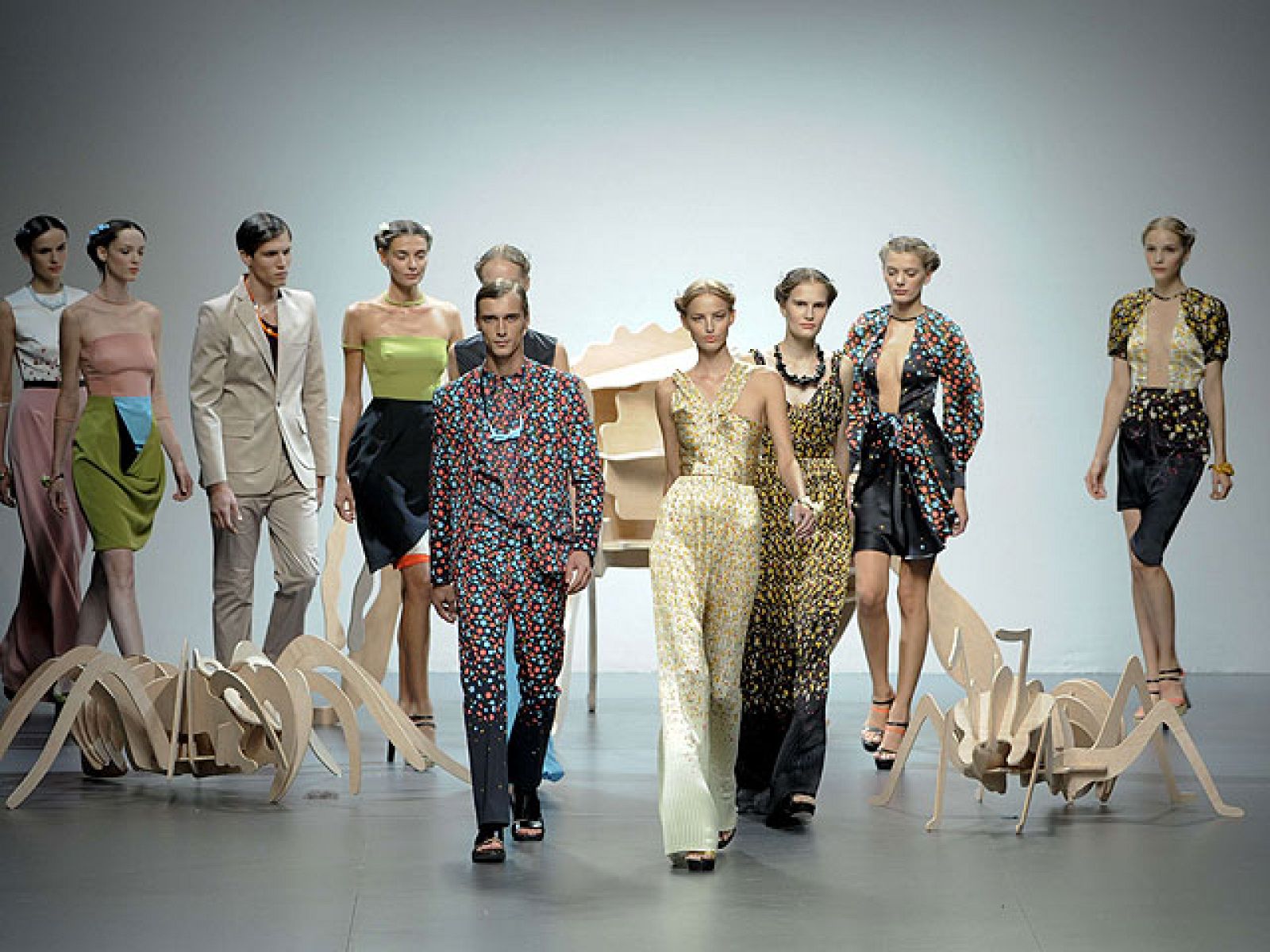 Grandes insectos se posan sobre la pasarela de Ana Locking | Ver