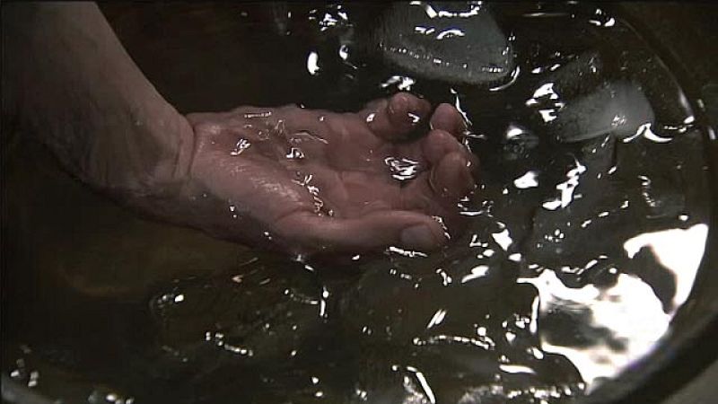 Águila Roja - Gonzalo alivia su dolor en hielo