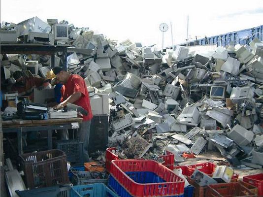 Telediario 1 - La OCU denuncia el 'timo' del reciclaje electrónico