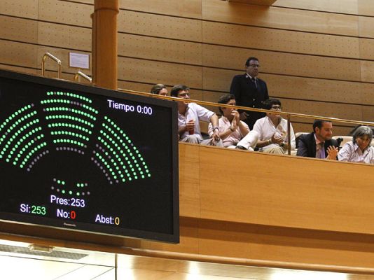 Telediario 1 - El Senado aprueba por unanimidad la nueva ley de Vícitimas del Terrorismo