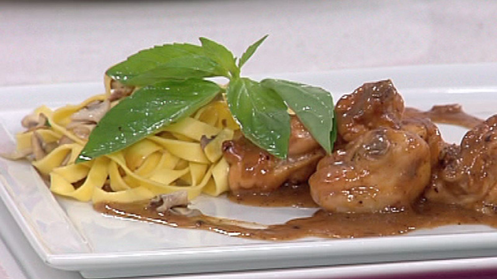 Pollo al limón con pasta a la albahaca (21/09/2011)