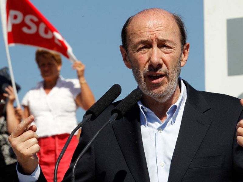 Rubalcaba defiende el estado de bienestar en un acto con militantes en Alcorcón