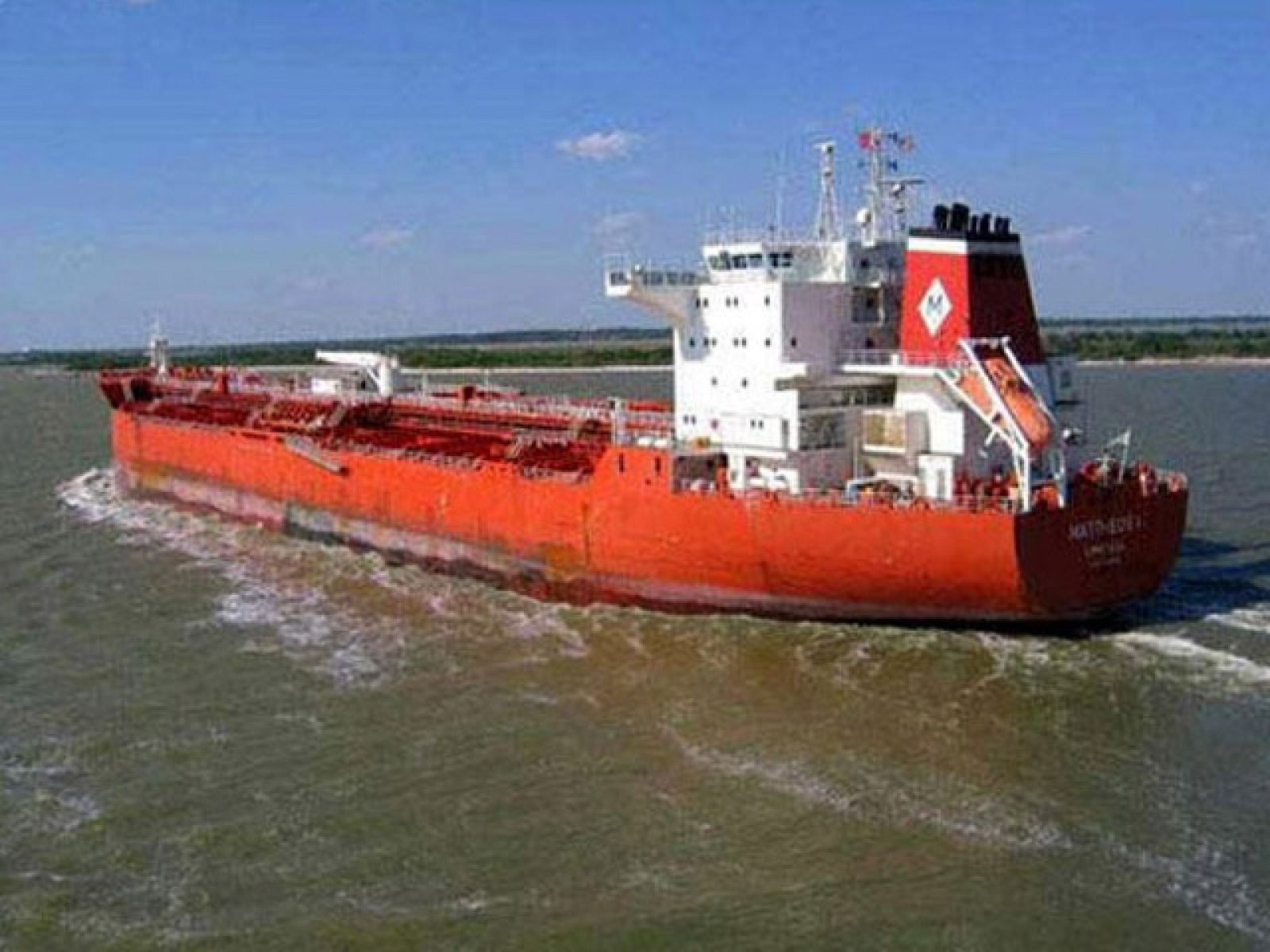 El carguero Mateos I navega ya libre