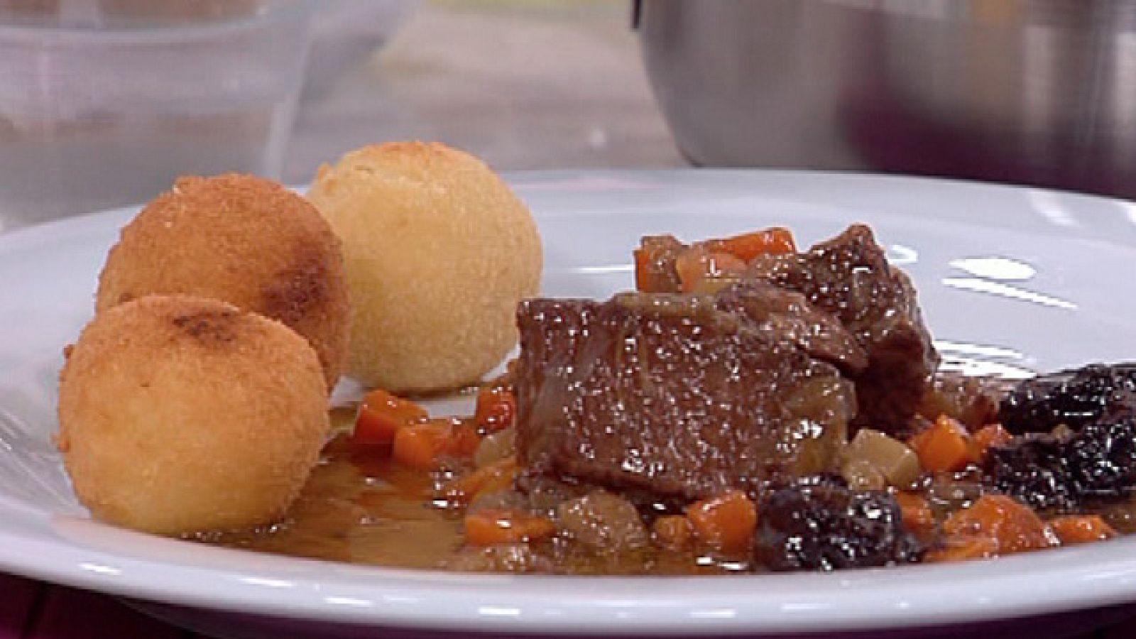Saber cocinar - Falda de ternera estofada con ciruelas y moscatel - 26/09/11 - RTVE Cocina | Ver