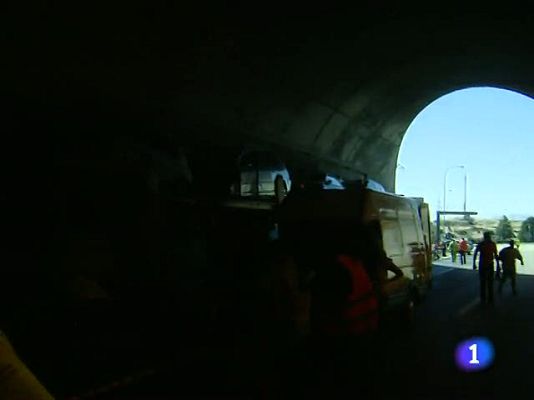 Telediario 1 - Circulación sin problemas en un túnel de la A-1, tras el incendio de un camión