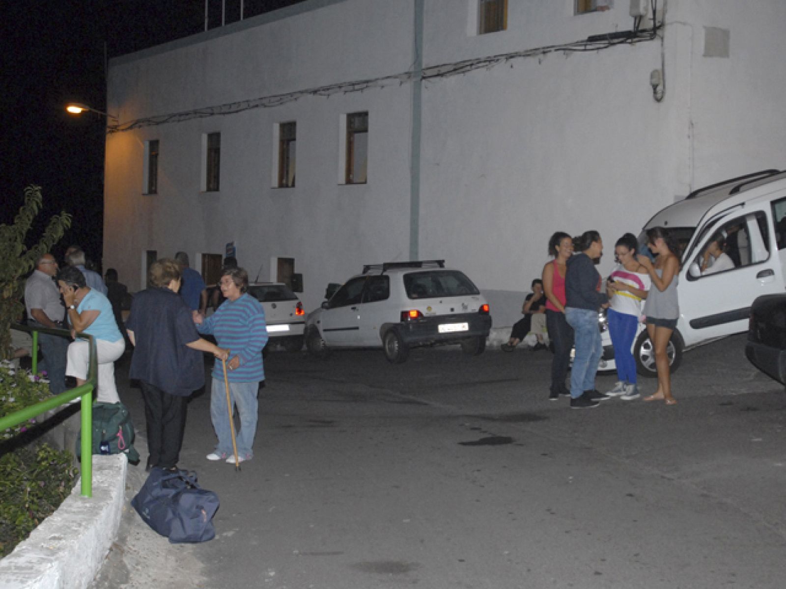 Primeros evacuados en El Hierro por los temblores sísmicos - Informativo 24h | Ver