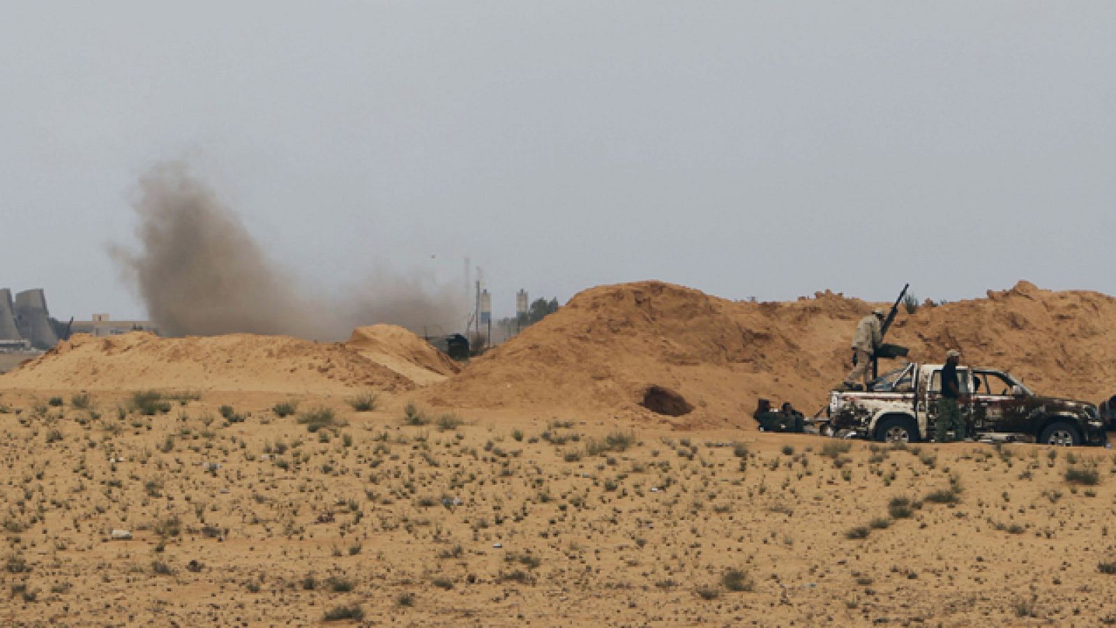 Los combates en Sirte prosiguen y provocan el éxodo de cientos de civiles