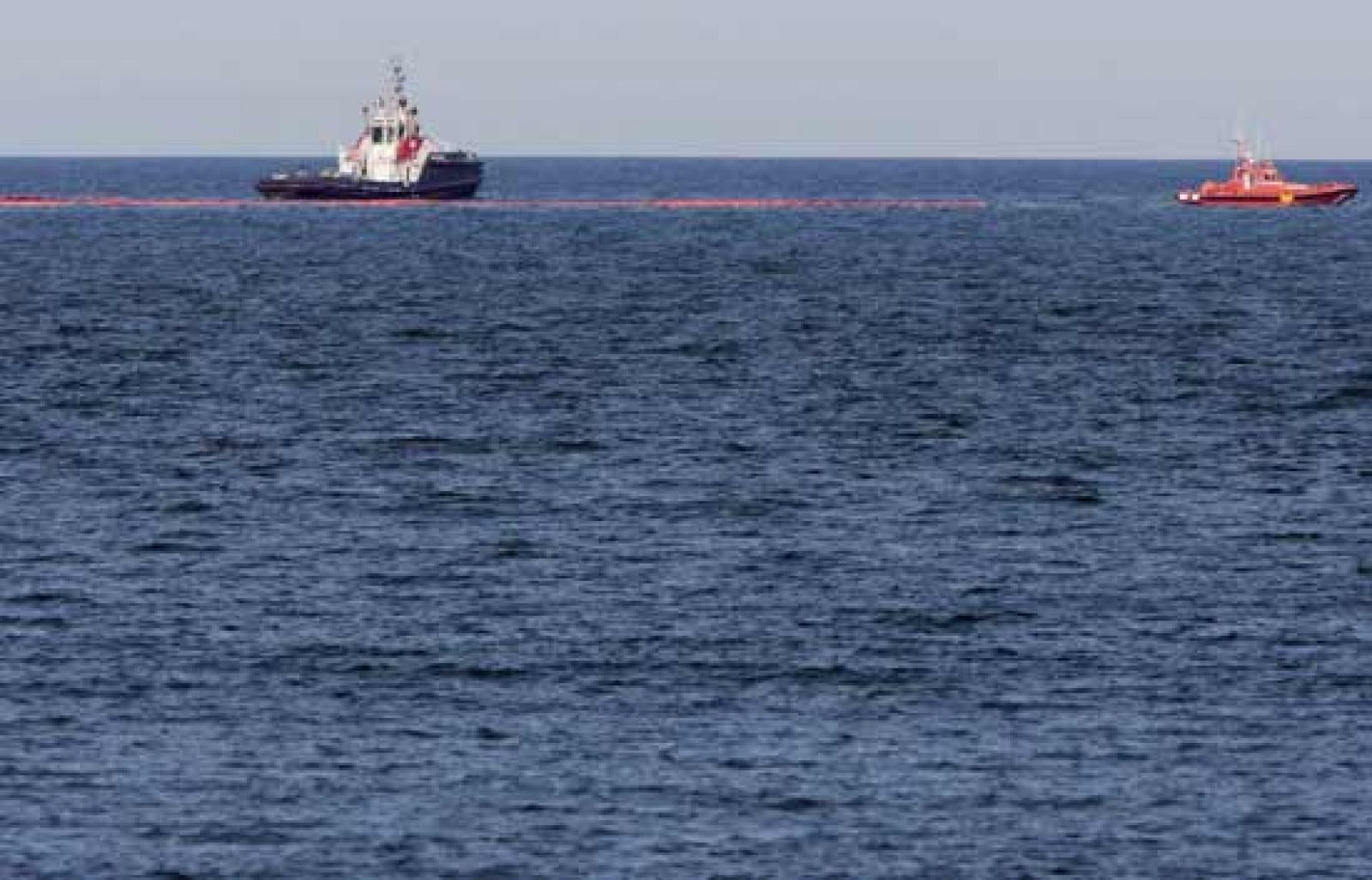 Una mancha de fuel de más de tres kilómetros de largo y origen desconocido ha sido detectada a unos dos kilómetros en paralelo al faro del puerto de Valencia y tras haberse segregado en pequeños grupos amenaza con llegar a la playa de La Malvarrosa.