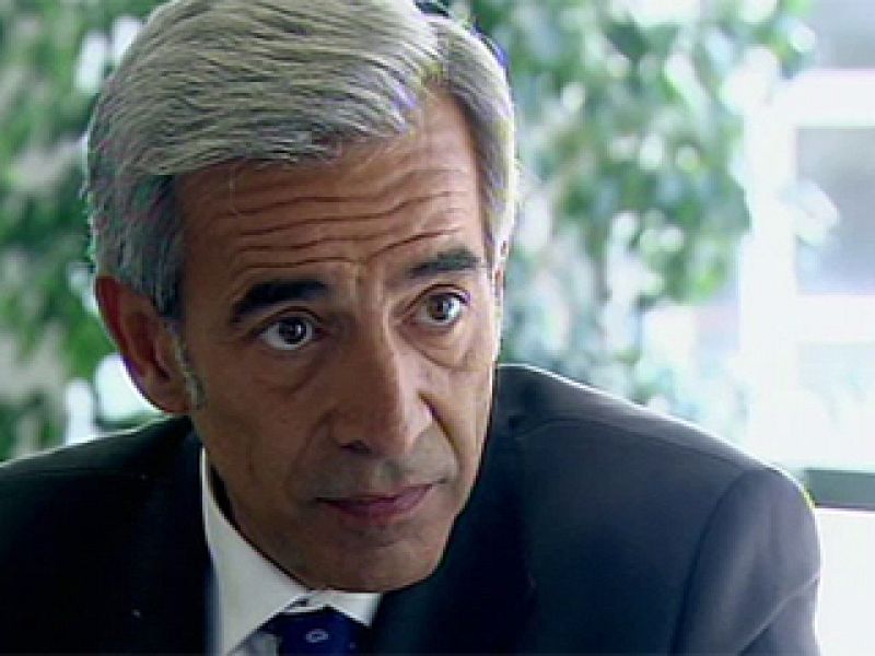 Antonio se somete al test de Rorschach para lograr un puesto relevante en una multinacional.