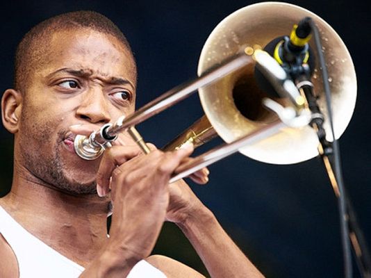 Telediario 1 - Troy Andrews toca el trombón en pleno centro de Madrid