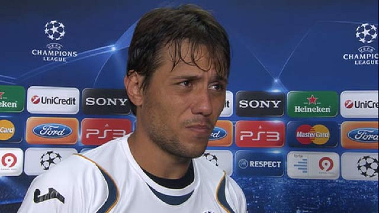 El portero del Valencia y gran protagonista del choque de Champions, Diego Alves, ha reconocido ante las cámaras de TVE que el partido era difícil y que el empate es muy valioso. El guardameta no descarta el primer puesto del grupo.