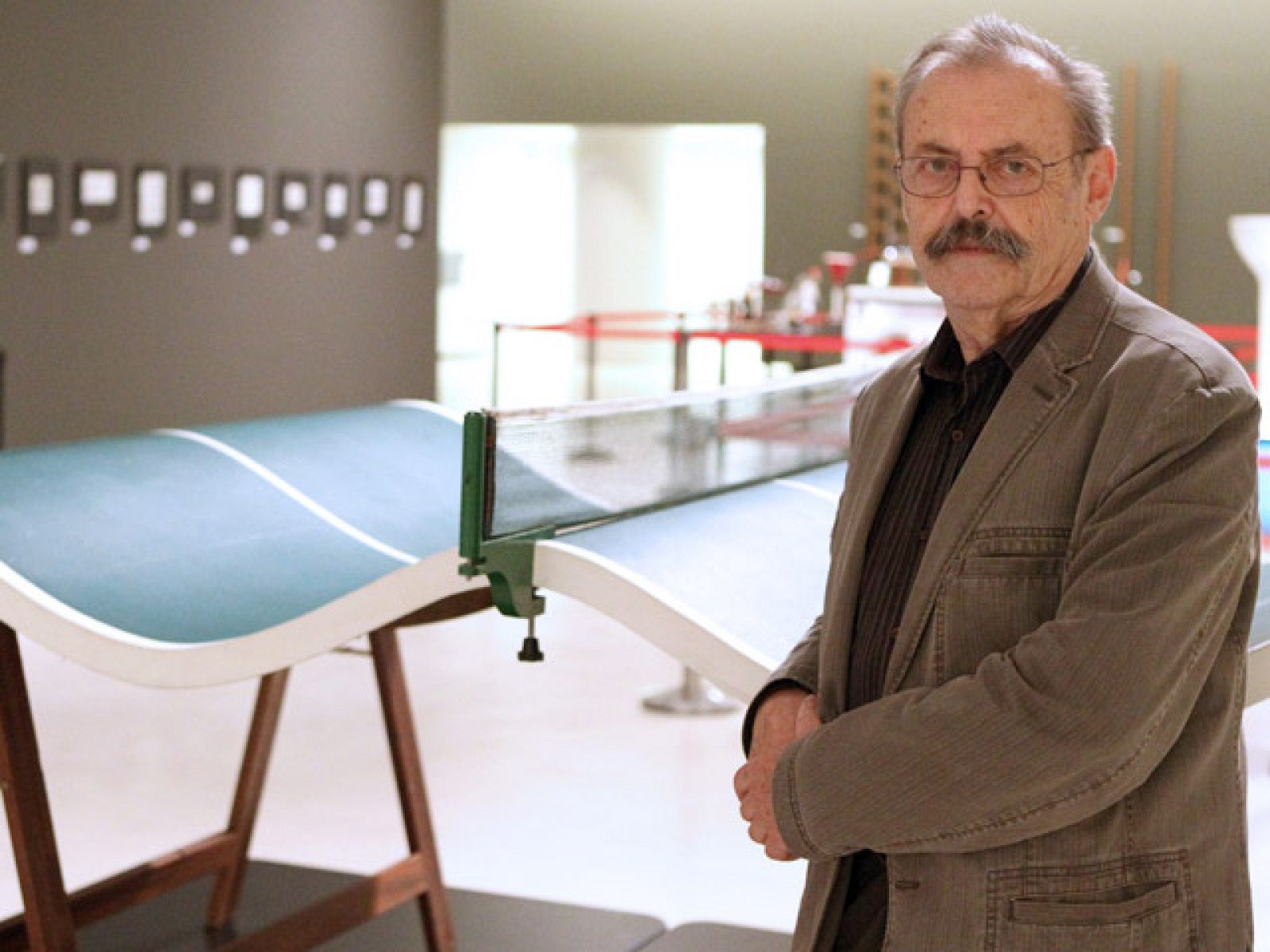 El francés Jacques Carelman parodia la sociedad de consumo con sus 'Objetos imposibles'