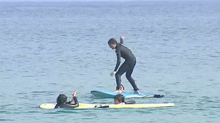 Telediario 1 - A clase..¡con la tabla de surf!