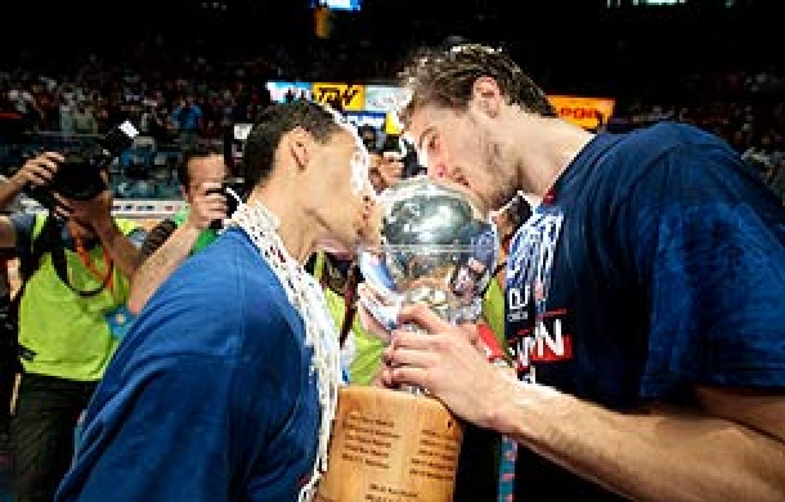 El Tau gana la Liga ACB al imponerse al Barça en el tercer partido por 76 a 61 (3/06/08).