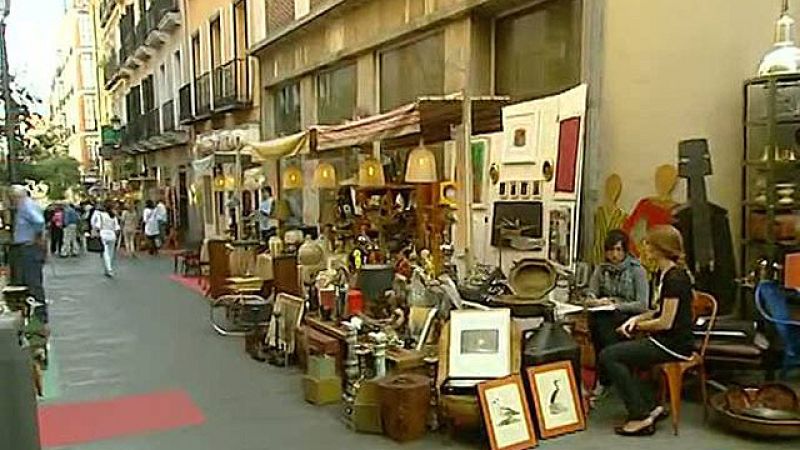 Un mercadillo de antigüedades se instala en el Barrio de las Letras de Madrid