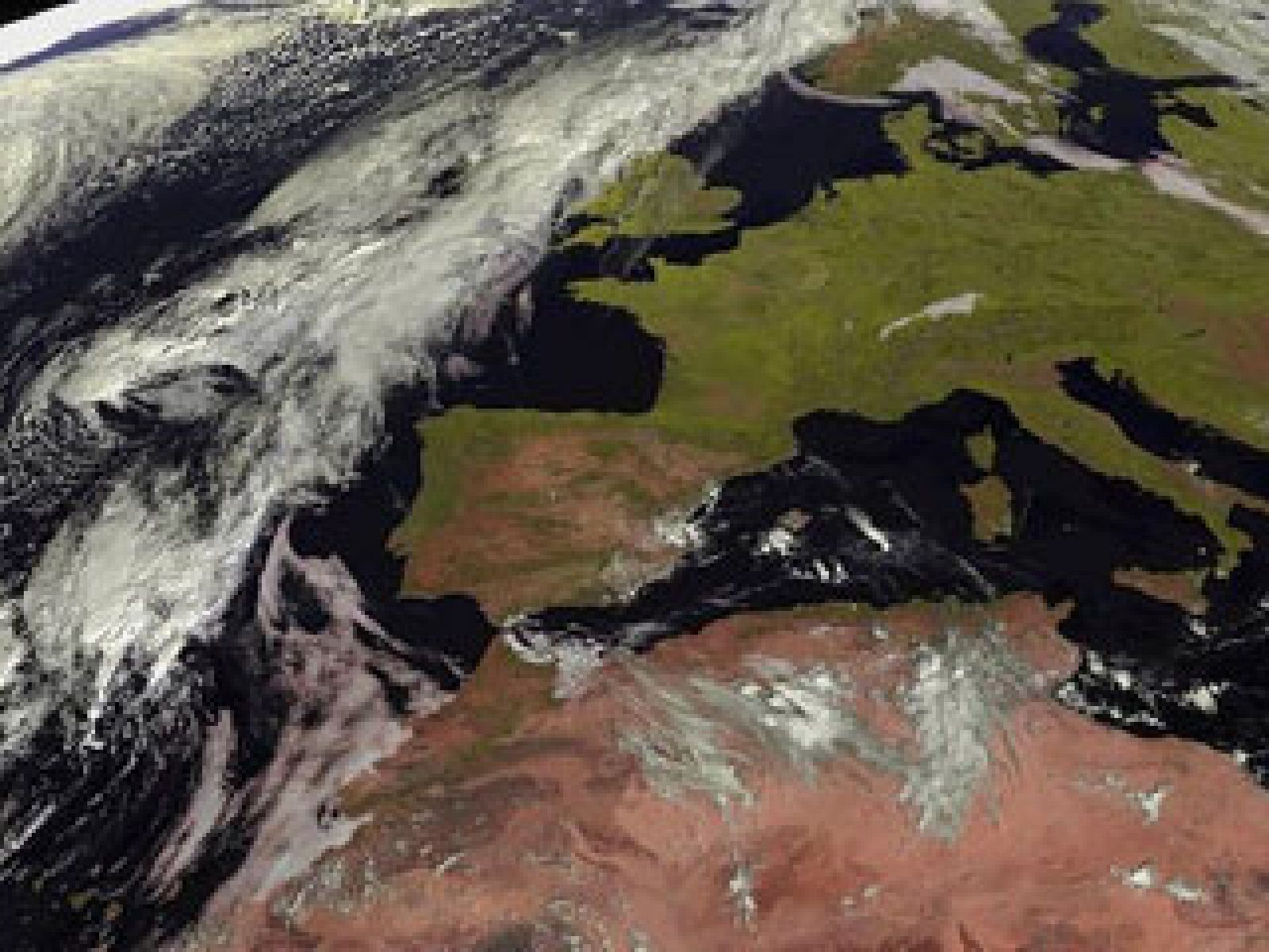 Viento fuerte en el Estrecho y nieblas matinales en Castilla-Mancha