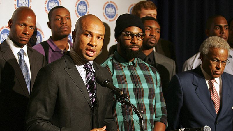 La carrera por encontrar un acuerdo en el conflicto laboral dentro de la NBA continuó hoy con otra reunión de cuatro horas entre los dueños de los equipos y el sindicato de jugadores que dejó como resultado el compromiso de volver a trabajar este sáb