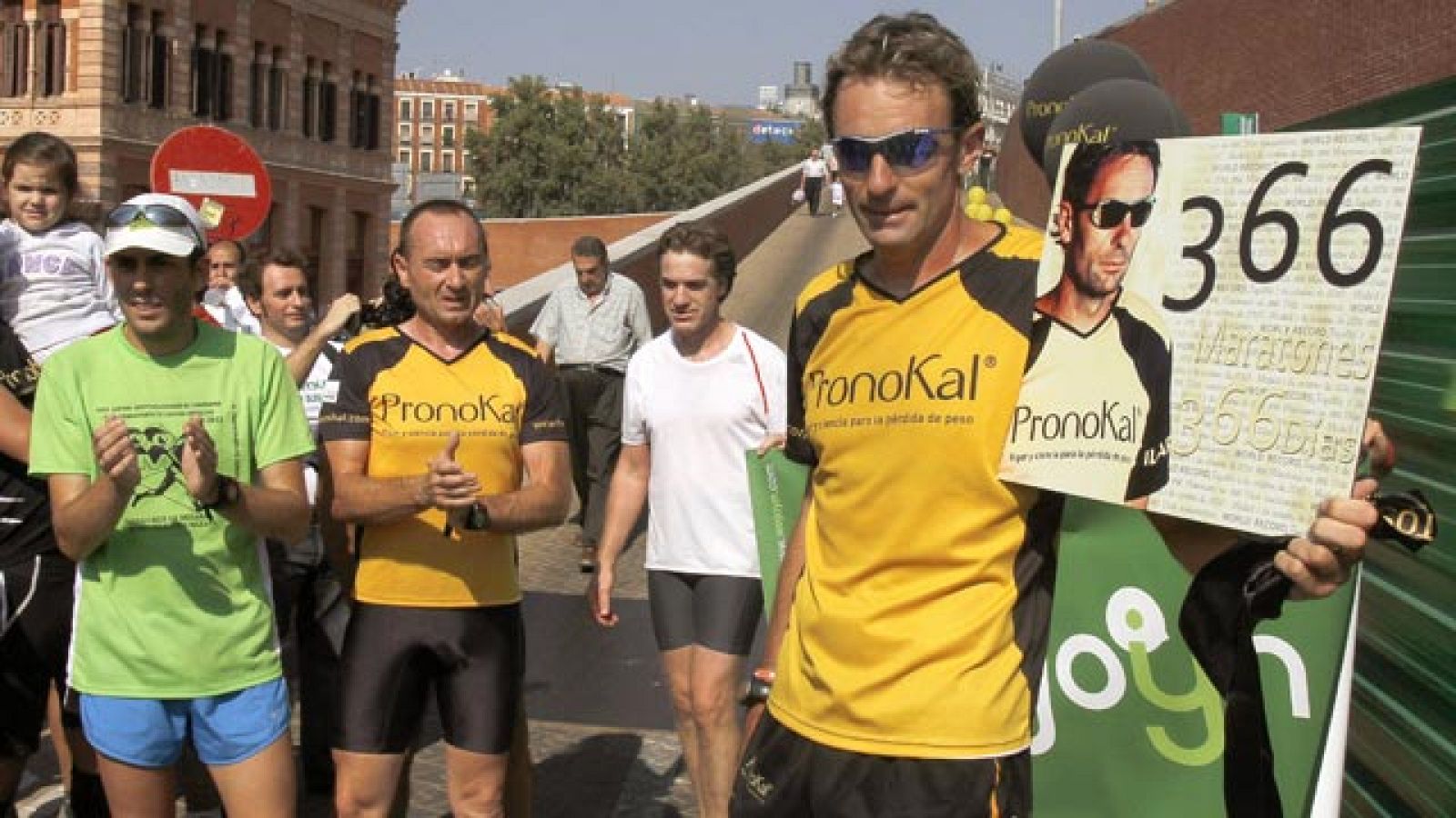 Ricardo Abad, navarro de 40 años, se ha propuesto correr una maratón al día hasta completar las 500. Un reto que pasa por todas las provincias españolas. Este sábado le tocaba correr en Madrid la número 366, un año y un día, con lo que entrará en el