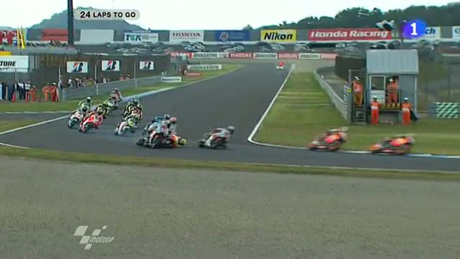 Rossi, al suelo y adiós a la carrera | Ver