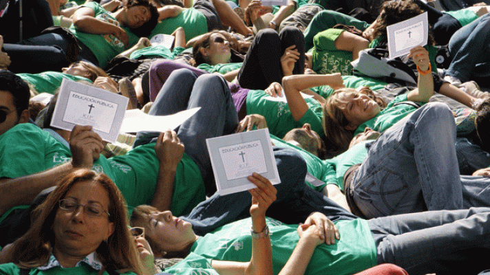  - Centenares de profesores protestan con un 'Flash-Mob' contra los recortes en el centro de Madrid