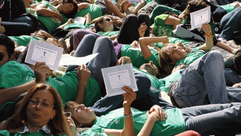 Centenares de profesores protestan con un 'Flash-Mob' contra los recortes en el centro de Madrid