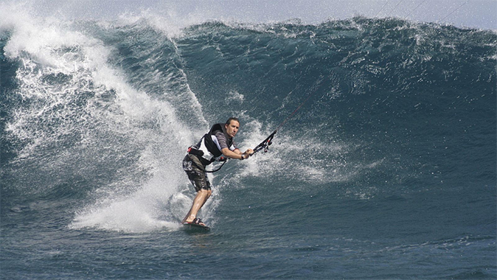 Los mejores especialistas del kite surf se han juntado en Isla Mauricio para realizar las mejores acrobacias sobre las olas.