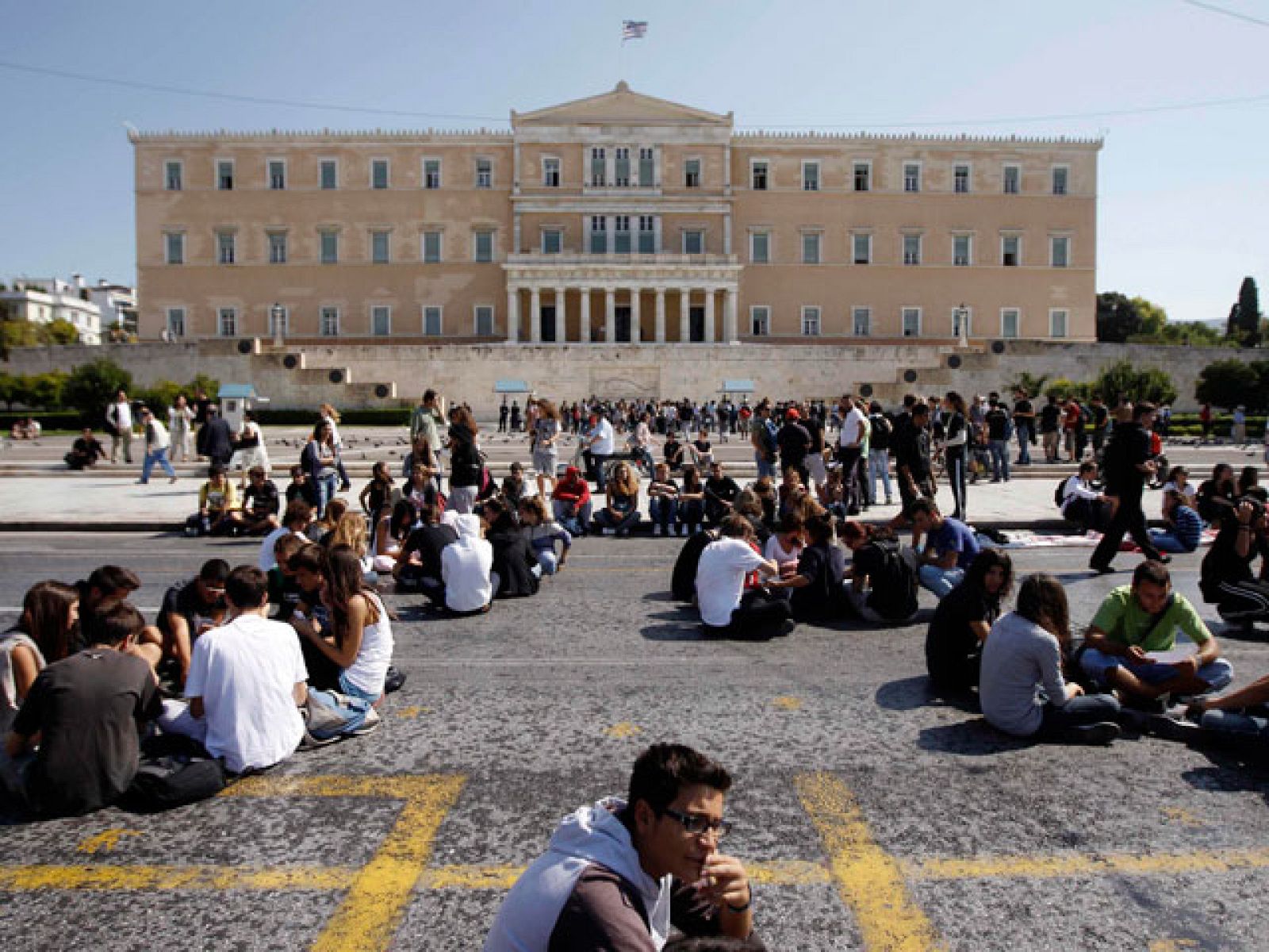 Grecia profundiza en su crisis y avanza que su deuda pública supondrá el 172,7% del PIB en 2012