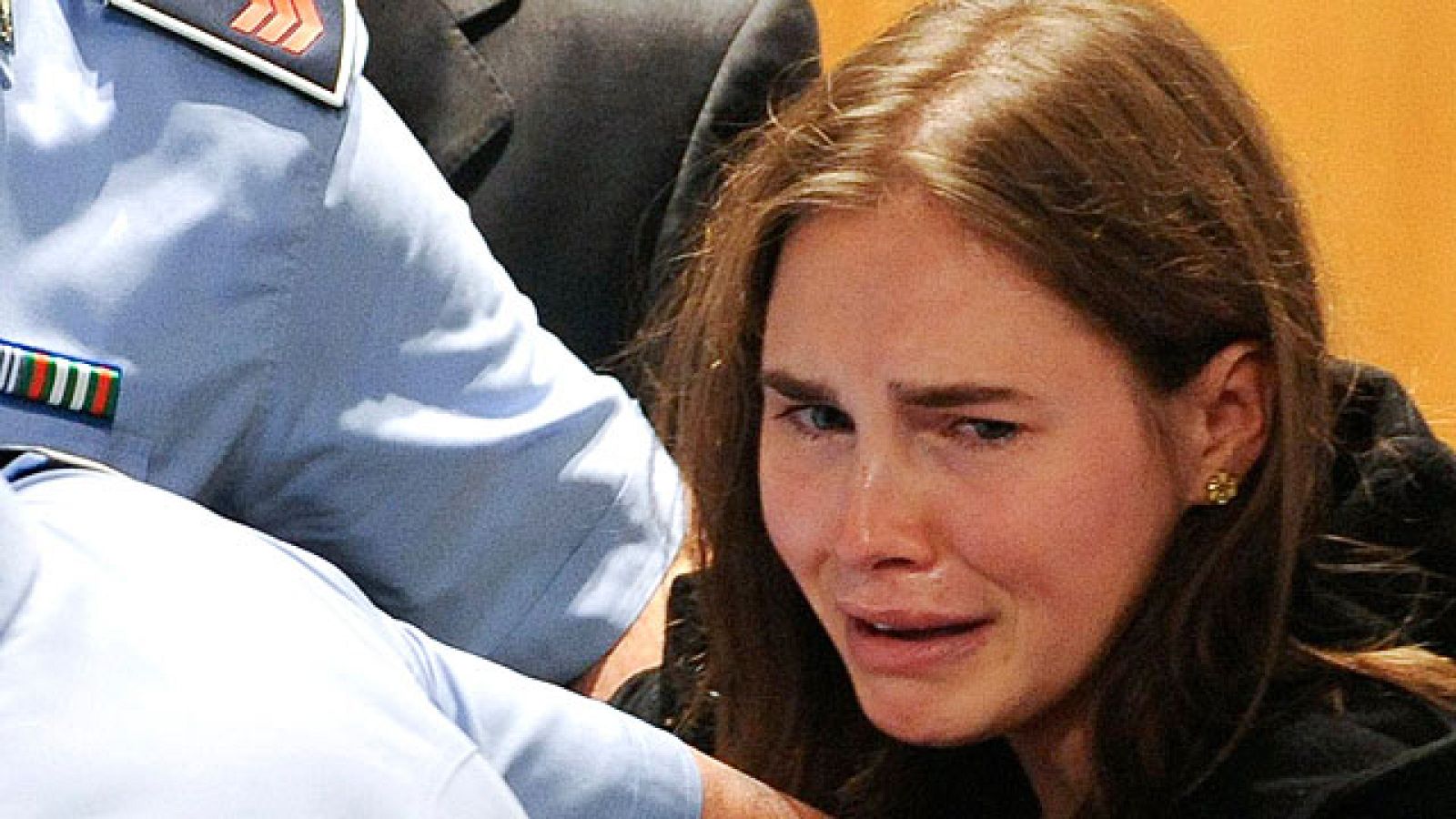 Amanda Knox esperaba la resolución del tribunal de Peruggia pálida y temblorosa