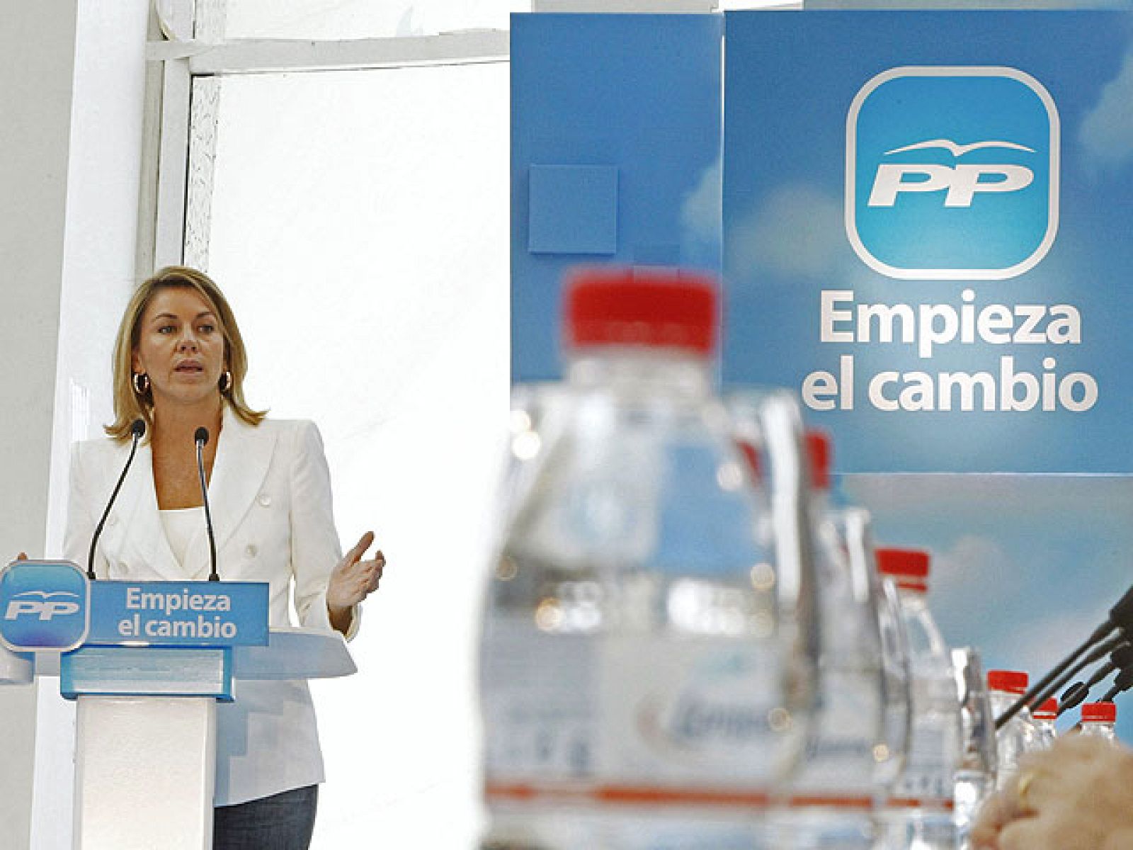 Cospedal propone reformar la legislación laboral para que todos los trabajadores tengan "un mínimo de cobertura"