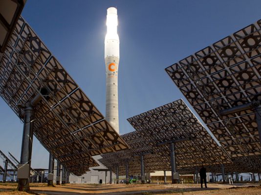 Telediario 1 - Primera planta solar que funciona... ¡sin sol!