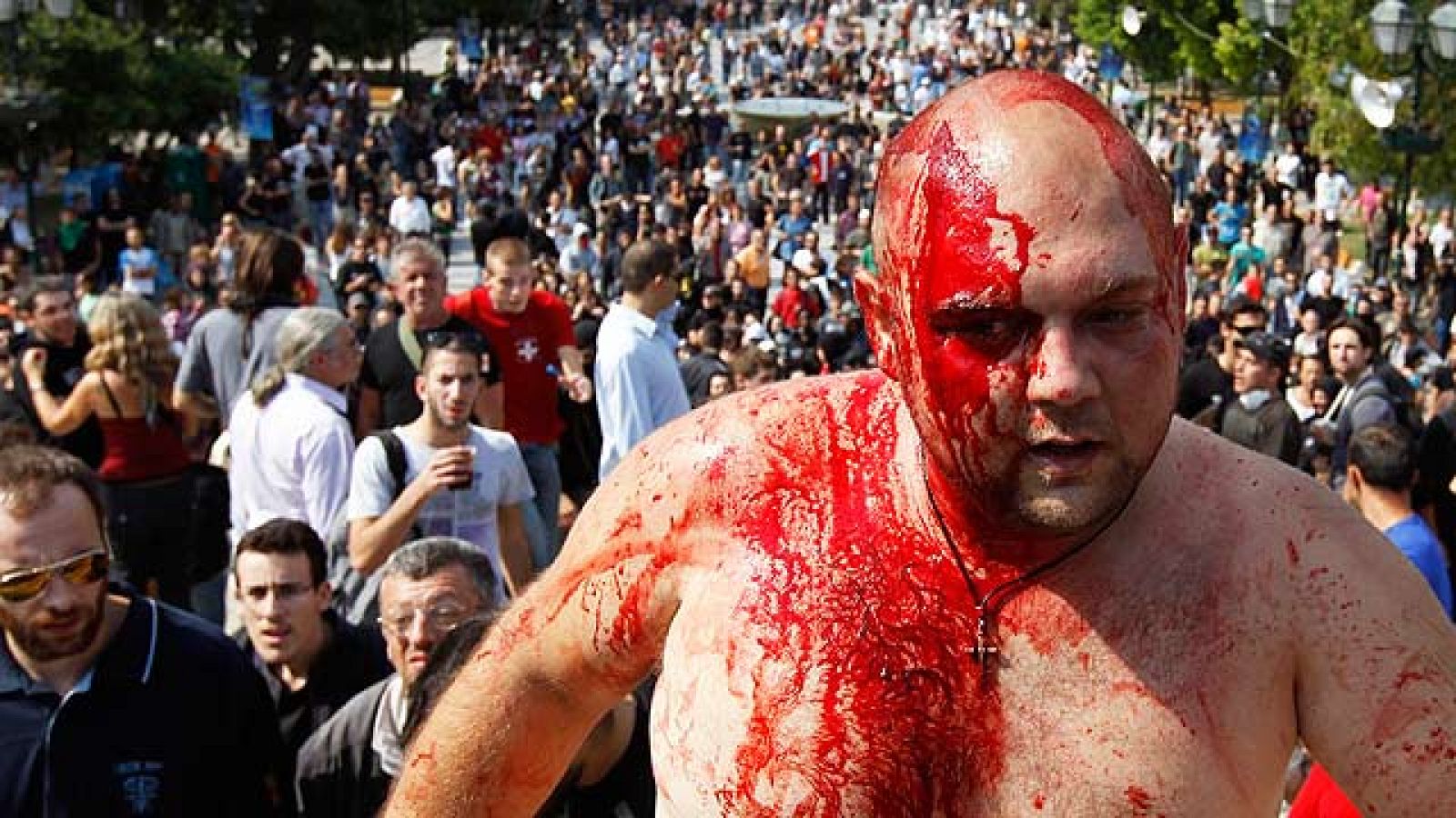 Enfrentamientos en las calles de Atenas tras las manifestaciones durante la quinta huelga general