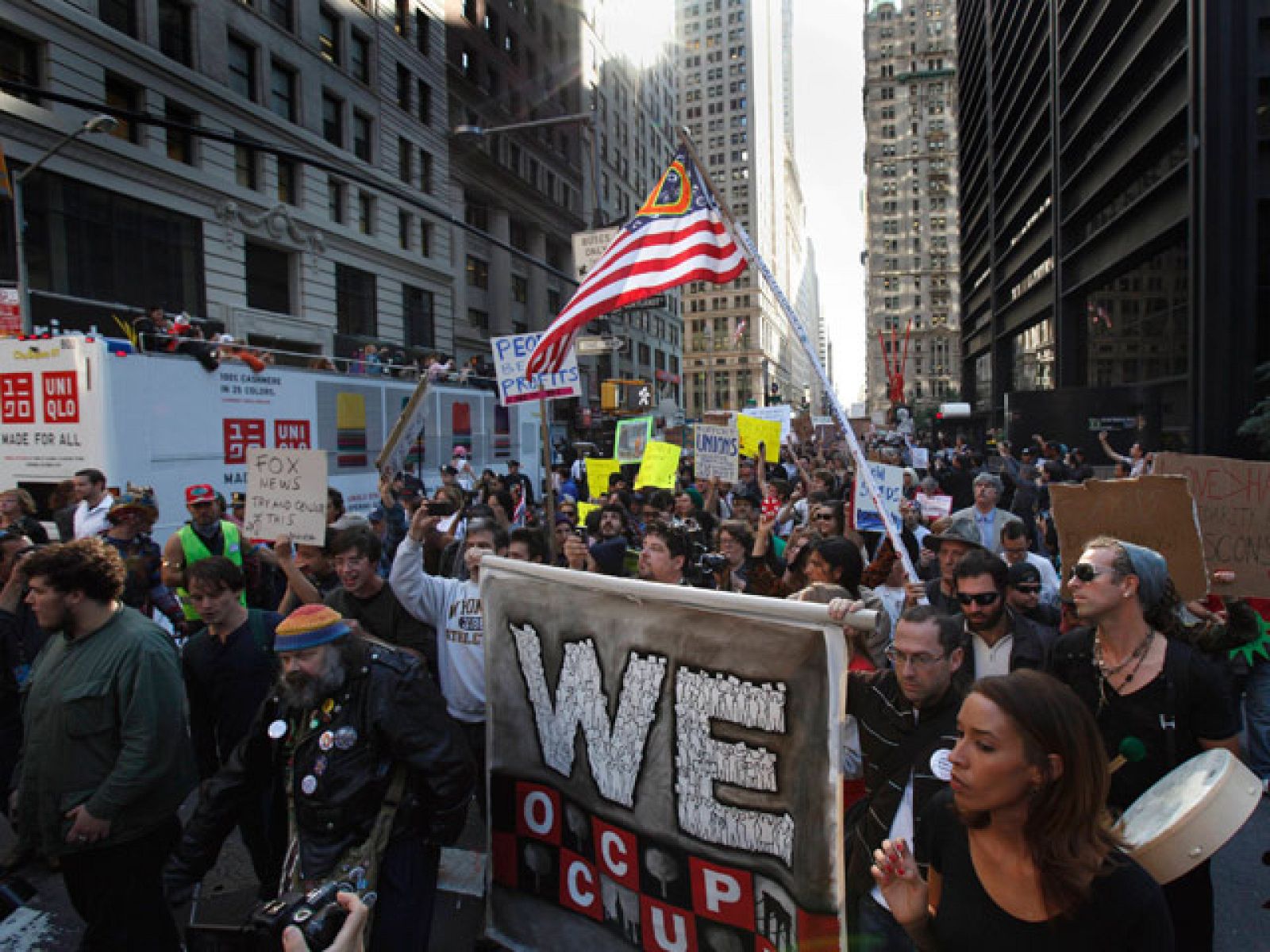 Miles de "indignados" neoyorquinos se adueñan otra vez del sur de Manhattan