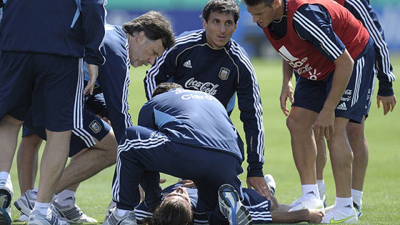 El jugador del Málaga Demichelis dio el susto en la concentración argentina al recibir un golpe que obligó a la llamada de una ambulancia y a la colocación de un collarín al defensa, que acabó dejando el entrenamiento a pie. Por otra parte, también p