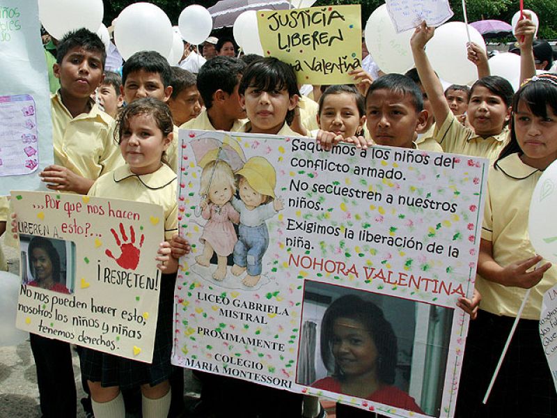 Colombia se ha movilizado para pedir la liberación de Nohora Múñoz, una niña de diez años secuestrada hace una semana cuando iba al colegio. El propio presidente de Colombia se ha compretido a capturar a los culpables.
