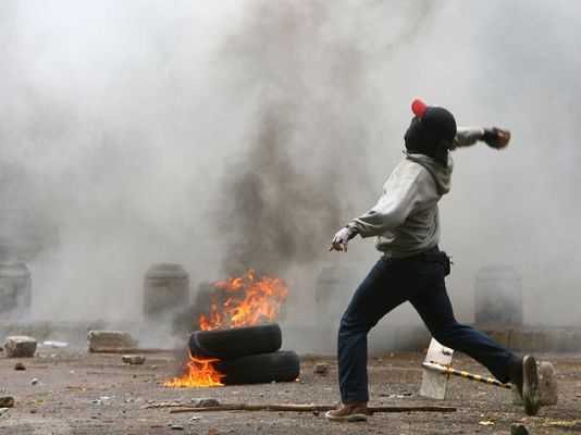 Telediario 1 - Las revueltas estudiantiles en Chile dejan 250 detenidos tras la ruptura de la mesa de diálogo