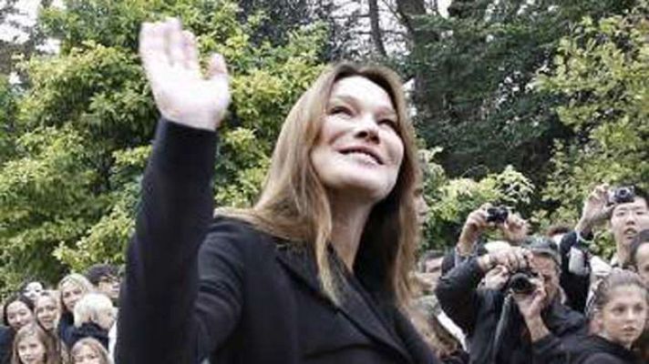 +Gente - Carla Bruni sigue en el hospital