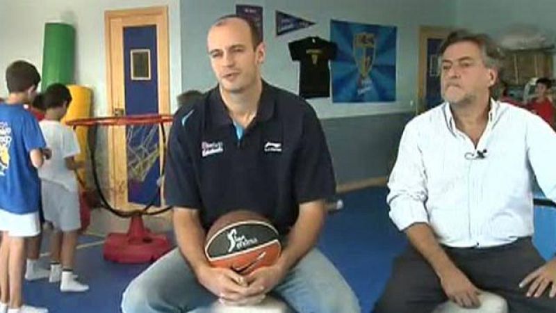 Carlos Jiménez y 'Pepu' Hernández, dos históricos del Estudiantes que regresan al equipo, ofrecen una lección magistral a a lumnos del Ramiro de Maeztu. Este fin de semana arranca la Liga ACB